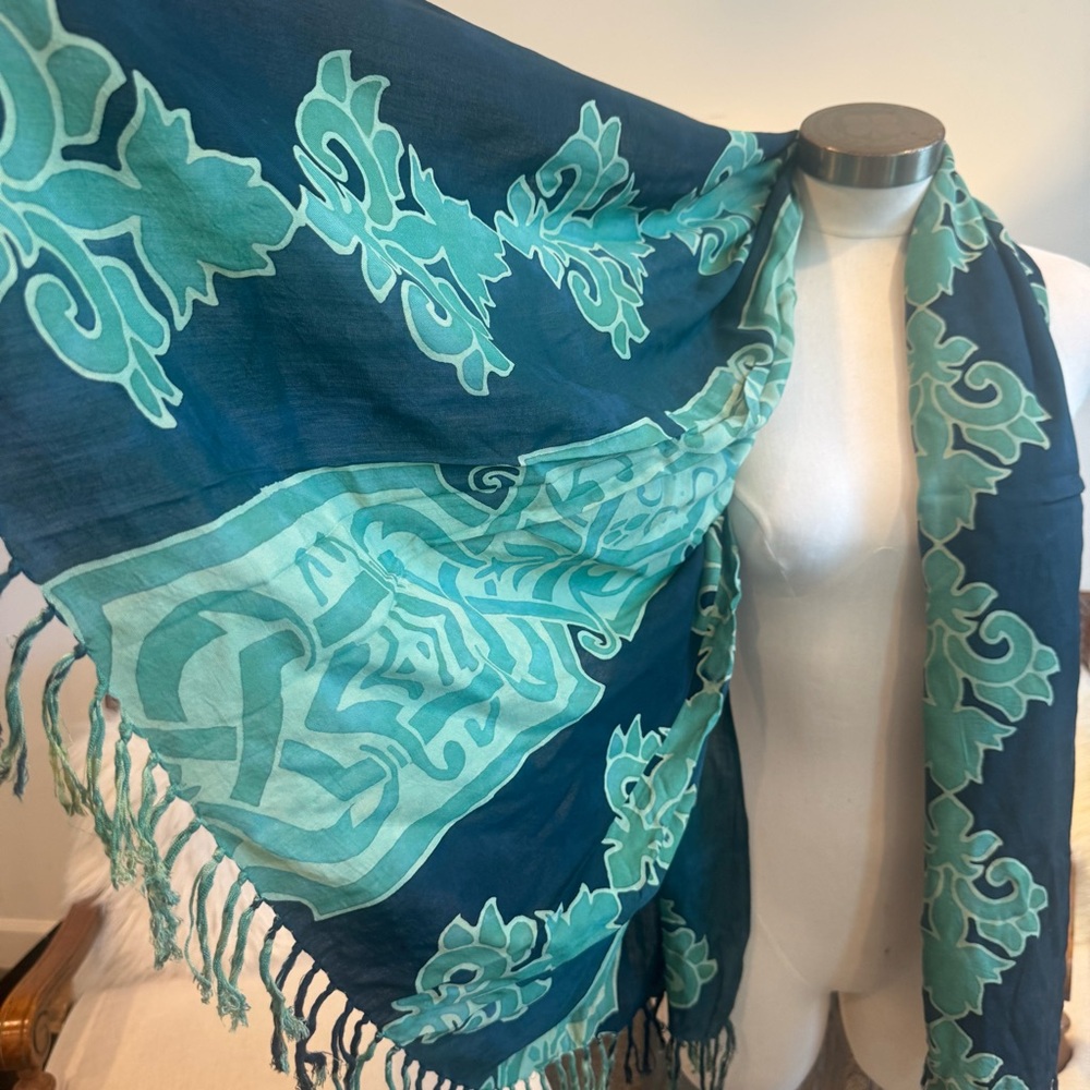 Elegant Blue and Green Scarf with Fringe - Picture 3 of 4
